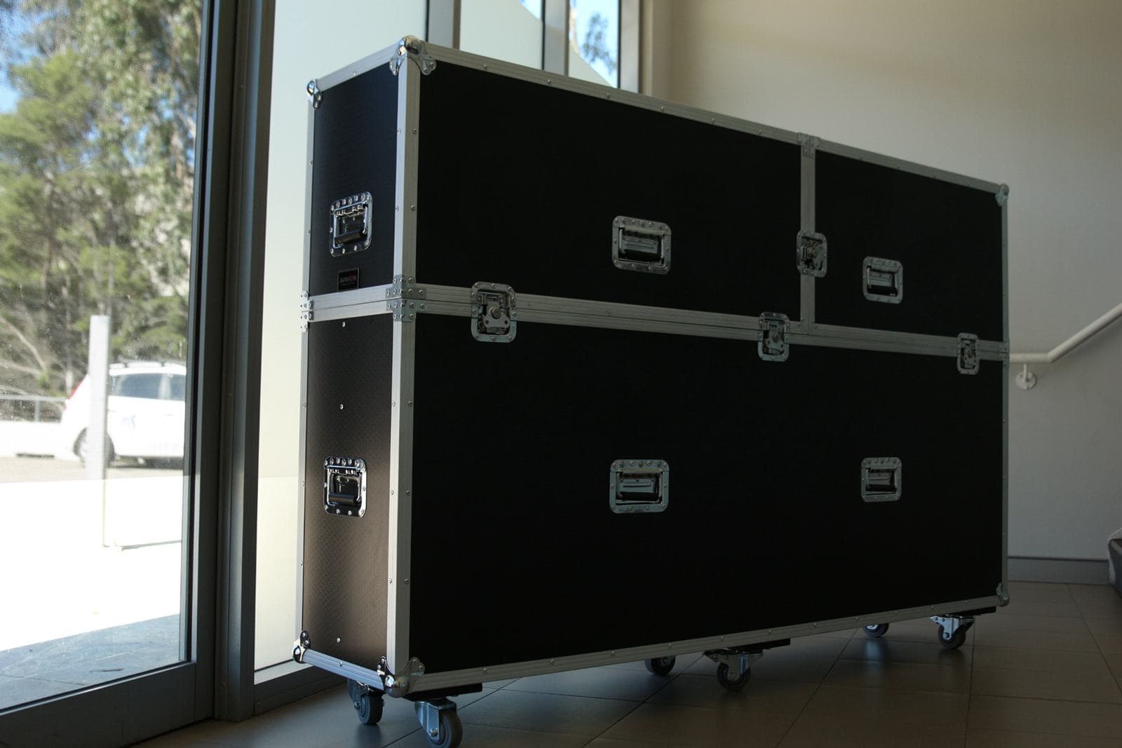 Custom Tv Road Case Clamshell Style For Suwito