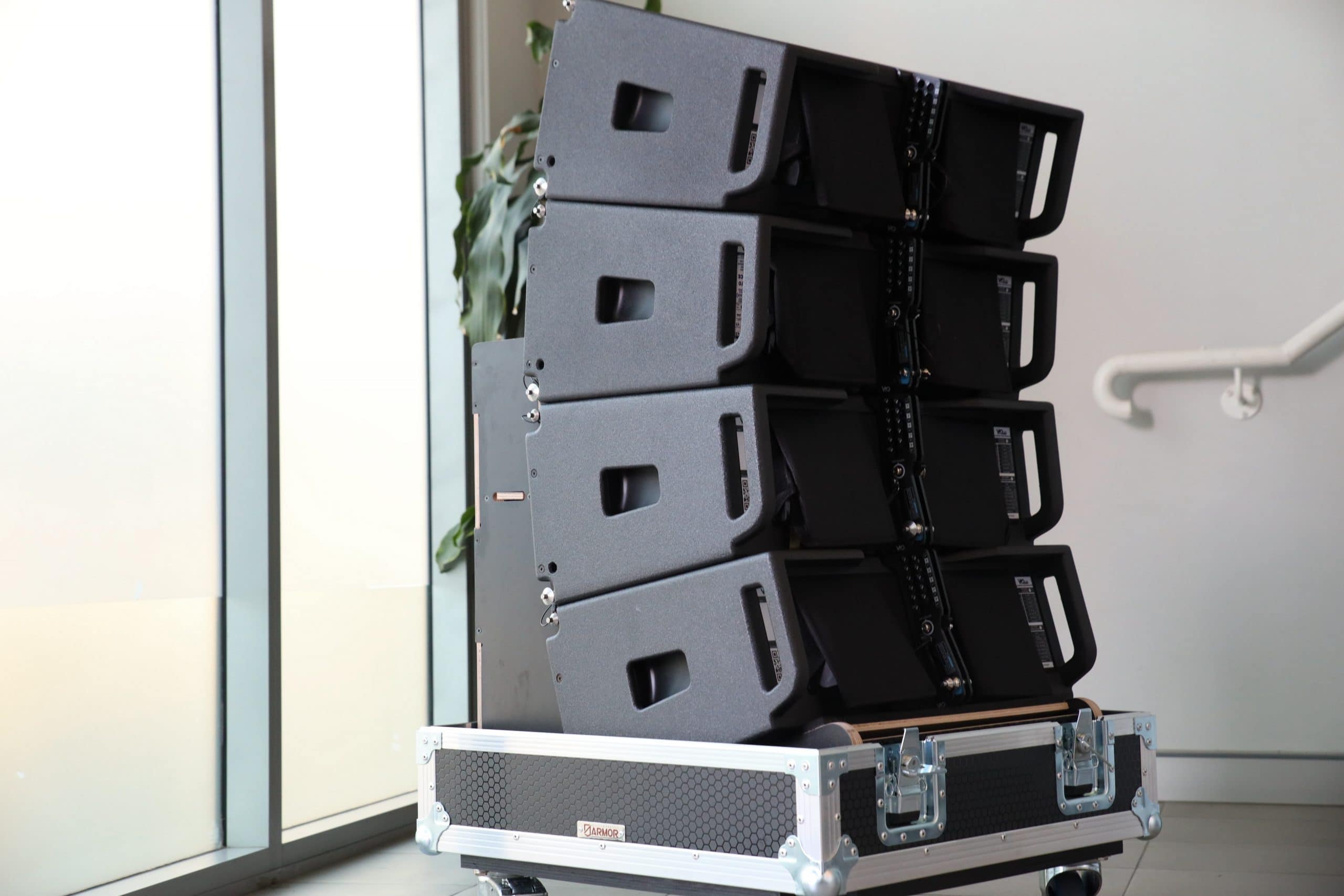 Road Cases For Db Technologies' Vio L208 2-Way Active Line Array System 1 Road Case With Split Handles